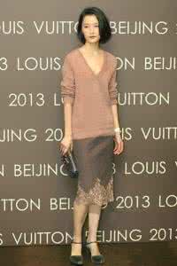 针织衫套裙 明星演绎针织衫巧搭半身裙