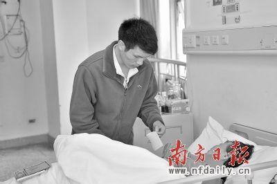 卧床不起 小伙被医生断言终生瘫痪 精心照顾告别卧床不起