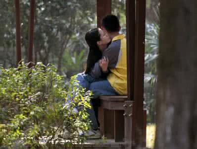 校园情侣实拍亲热吃奶 情侣公园亲热接吻实拍 女生接吻亲热的时候为什么会发出声音 而男生不会？