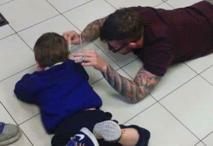 女人梦到满屋子都是水 地上的头发怎么清理 满屋子都是头发?用这几个方法清理吧~