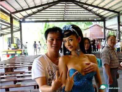 彝族男人 彝族摸奶节上美少女任由男人抚摸乳房_彝族摸奶节