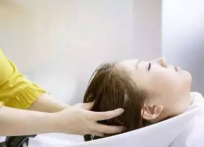 四十岁女人应该读的书 【女人二十到三十岁之前应该做的22件事】每个女人都应该知道！