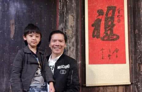 庆庆是蔡国庆亲生的吗 蔡国庆向华强 蔡国庆晒与偶像向华强旧照，并让庆庆和他合影留念