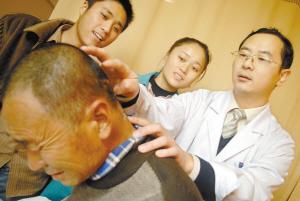 老太眼内取出8条活虫 老太瘫痪多年不常喝水 腹中取出两个“鸡蛋”