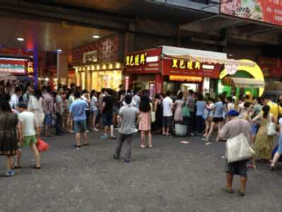 长沙臭豆腐 长沙步行街臭豆腐排队 客人天天 排队就等这款豆腐  单店日销200份
