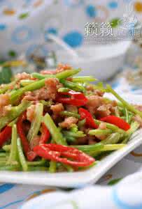 芹菜炒肉末 【芹菜炒肉末】居家常备33道好吃又养眼的家常快手菜！