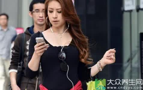 容易导致便秘的食物 走路边看手机容易导致便秘