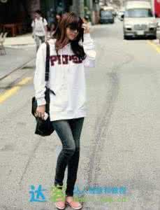 短款卫衣怎么搭配 短款卫衣怎么搭配 白色宽松短款卫衣如何搭配好看