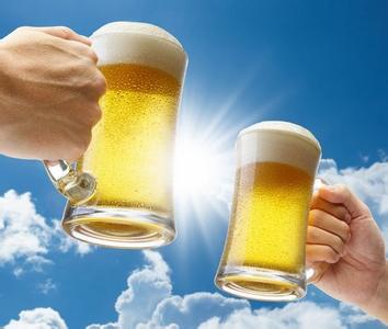 夏季喝啤酒 夏季喝啤酒 夏季喝冰啤酒需注意哪些?4个细节不能忽视
