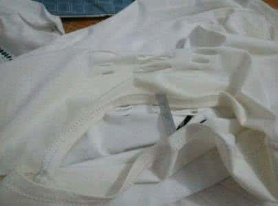 白衣服发黄怎么洗 为什么白衣服会发黄发硬呢？衣服发黄怎么办？