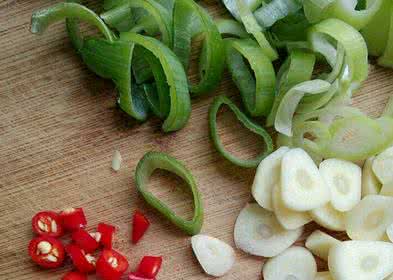 喜伤心 怒伤肝 恐伤肾 这样吃蒜伤肾又伤肝！葱蒜这么吃才防癌