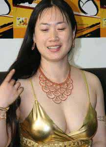 芙蓉姐姐 隆胸太大尴尬 芙蓉姐姐获七年网络成就奖 被追问隆胸显尴尬