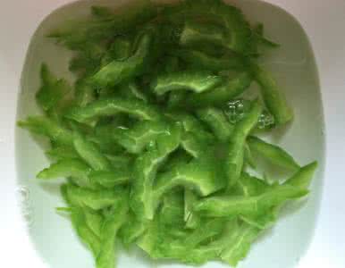 苦瓜如何做不苦 如何判断苦瓜苦不苦？