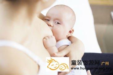 宝宝喜欢躺着喝奶 宝宝躺着喝奶 小心长大会变丑