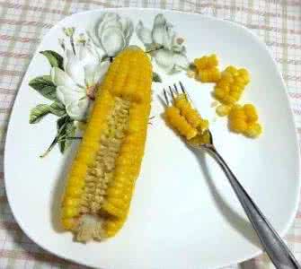 怎样快速剥掉鲜玉米粒 用叉子剥鲜玉米粒，简单快手