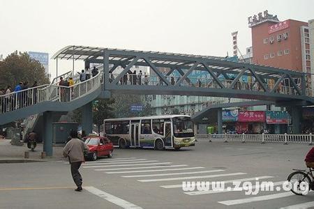 梦见在天桥下居住 梦见过天桥 梦见天桥