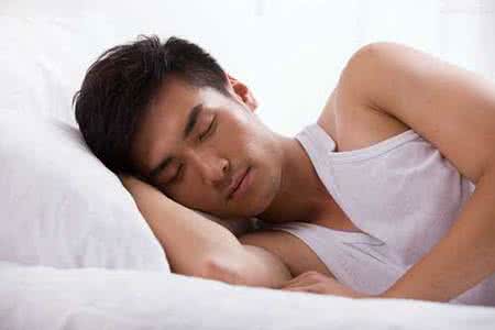 什么样的睡姿最健康 睡姿与健康 男人睡姿发出特殊健康信号