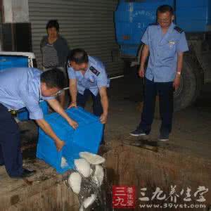 甲醛泡牛百叶售卖 海南警方查获食品黑窝点用甲醛浸泡牛百叶