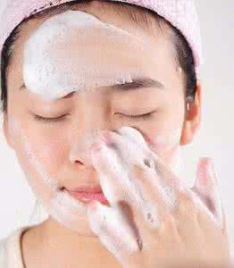 手工皂和洗面奶哪个好 手工皂洗脸好吗 手工皂洗脸好吗？洗面奶和手工皂哪个更好？