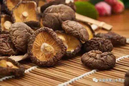 香菇发泡 这样泡发泡木耳、香菇更快啊。。。加点料，脏东西还能自己跑出来~