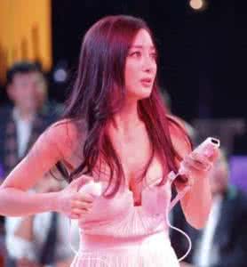 王瑞儿摘掉乳贴直播 尴尬场面之乳贴往下掉怎么办