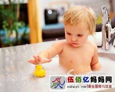 艾叶给宝宝洗澡弊端 给宝宝洗澡这样能提升IQ