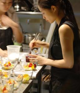 纽漂 纽漂5年搬家8次，25岁华裔女生开高端私房菜馆，成为炙手可热的素食厨师 | 纽约素食创业家
