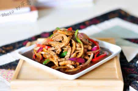 西餐厅黑椒牛柳炒意面 黑椒炒牛柳:西为中用之绝味下饭菜