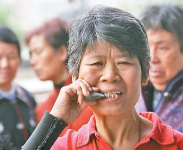 舌头碰到鼻子有福气 一指戳碎石头,舌头舔自己鼻子:身怀绝技却只能装疯卖傻求温饱