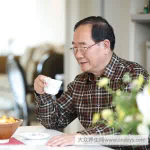 挖耳朵 听力下降 老人小心挖耳朵注意听力