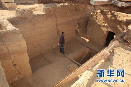 探索发现埃及金字塔 探索发现埃及金字塔 埃及金字塔附近发现距今四千多年历史古墓