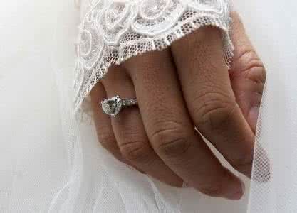 谢娜结婚钻戒多少钱 谢娜结婚钻戒多少钱 2克拉钻戒价格|谢娜2克拉钻戒多少钱