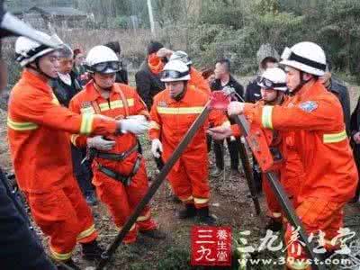 天坑地缝 小女孩掉入地缝获救 遭遇灾难自救4种法则