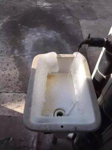 水管冻住了怎么办 记住！家中水管被冻住时，千万不要用开水直接烫！不然…
