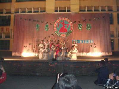 比爸爸相声节目台词 中学校园元旦晚会相声台词（非常逗笑的节目很适合表演） 适合元旦表演的节目