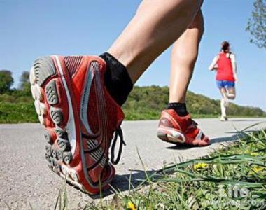 如何选择跑步鞋 下午晚上选择跑鞋跑步最健康