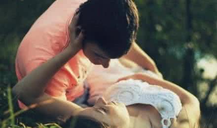 一对男女跳很暧昧的舞 暧昧是种让男女中招的“暗器”？