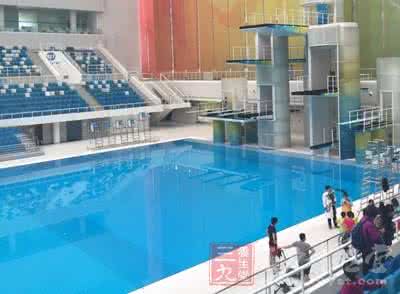 游泳池的安全隐患 游泳池安全隐患 游泳池安全隐患 男人带女人做这事易让其患病