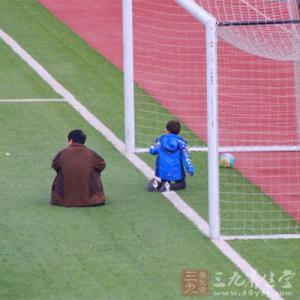 孩子踢足球的好处 足球运动 跟孩子一起踢足球锻炼身体