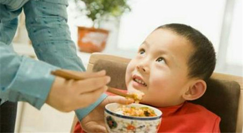 2岁的宝宝呕吐怎么办 宝宝吃饭呕吐怎么办