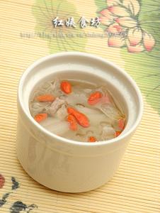 雪梨银耳瘦肉汤 冬季养阴润燥汤—银耳雪梨炖瘦肉