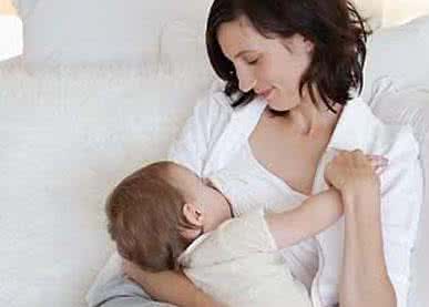 母乳喂养需不需要喂水 母乳喂养的宝宝需要喝水吗？