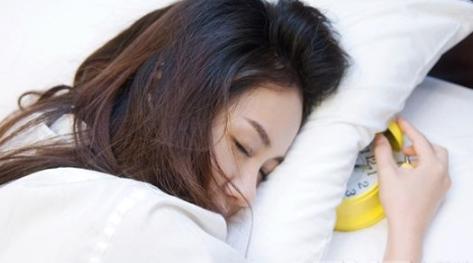 睡觉前做伸腿的好处 夜里睡觉总伸腿咋回事 夜里睡觉眩晕怎么回事？