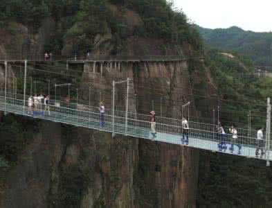 首条玻璃吊桥开通 首条玻璃吊桥开通 中国首条旅游公路刚开通 沿途美景已看醉