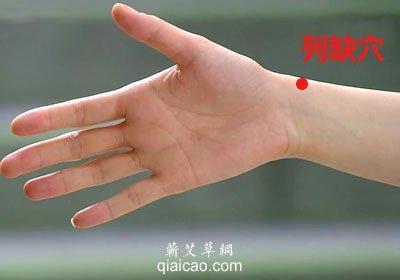 咽喉疼痛怎么办 试试这儿！！列缺穴：头疼脑热，气喘，咽喉疼痛就按