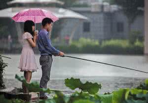 下雨天钓鱼技巧 夏季下雨天钓鱼的技巧