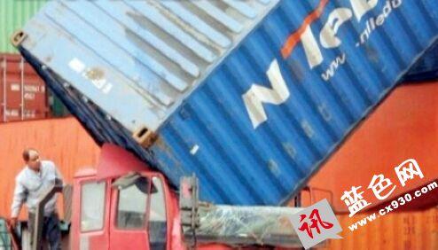 广东飞机坠落事件视频 集装箱高空坠落 儿童高空坠落事件频发？？防盗窗设置有讲究