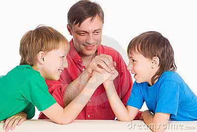 男孩男孩成长阶段漫画 男孩成长的不同阶段，爸爸所起的作用_儿子工作爸爸上学