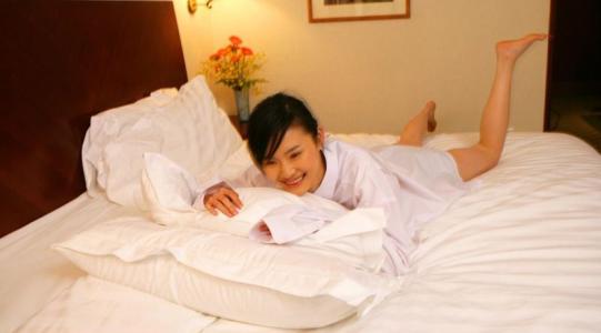 酒店为什么放4个枕头 为什么酒店开房要放4个枕头？很多人不知道！