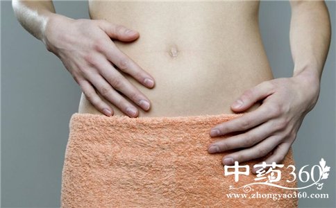 体内寒气重怎样祛除 体内寒气重怎样祛除 皮革短裤穿搭3种风格抵御冬天寒气